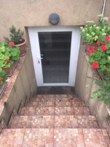 braun_arnyekolastechnika_pince_ajto_beszerelese