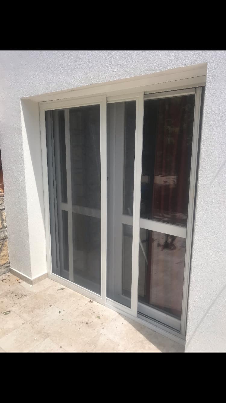 braun_arnyekolastechnika_ajto_bejarati_feher